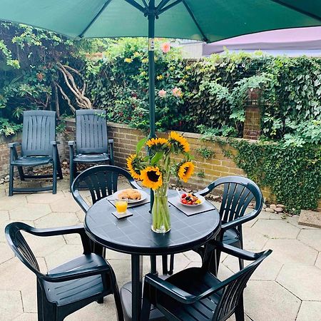 פרנהאם Spacious House, Free Parking & Patio Garden מראה חיצוני תמונה