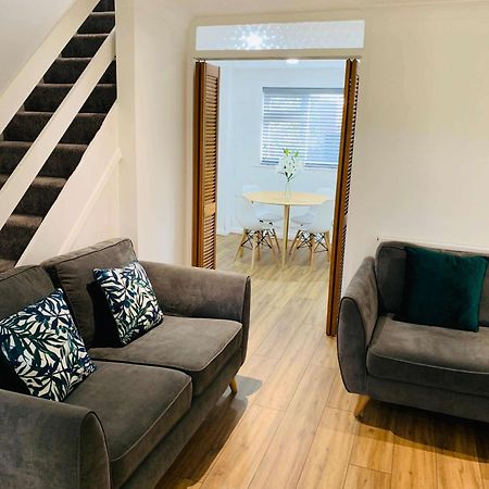 פרנהאם Spacious House, Free Parking & Patio Garden מראה חיצוני תמונה