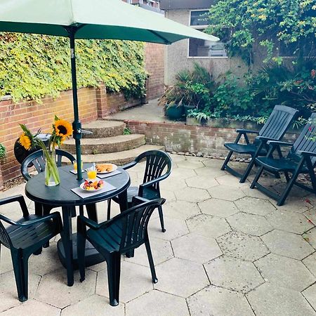 פרנהאם Spacious House, Free Parking & Patio Garden מראה חיצוני תמונה
