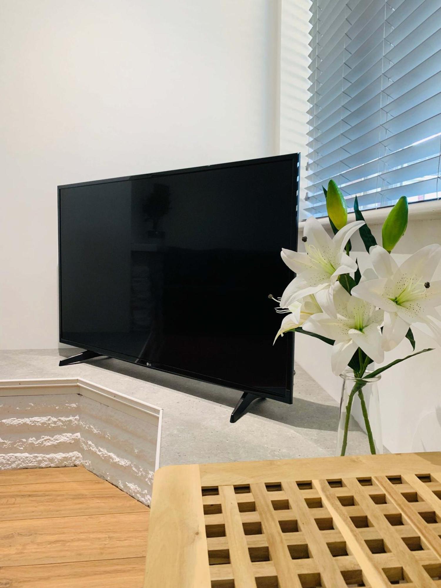 פרנהאם Spacious House, Free Parking & Patio Garden מראה חיצוני תמונה