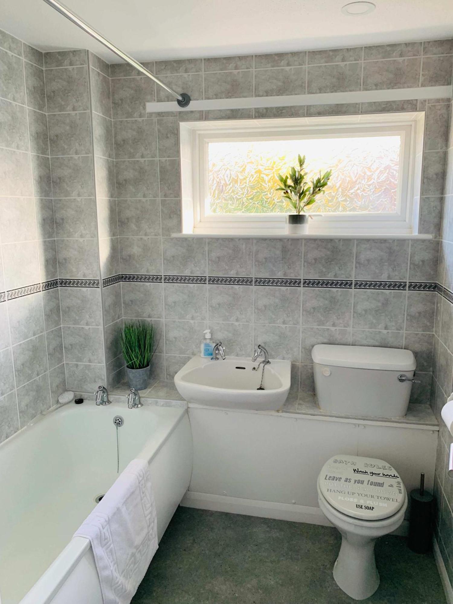 פרנהאם Spacious House, Free Parking & Patio Garden מראה חיצוני תמונה