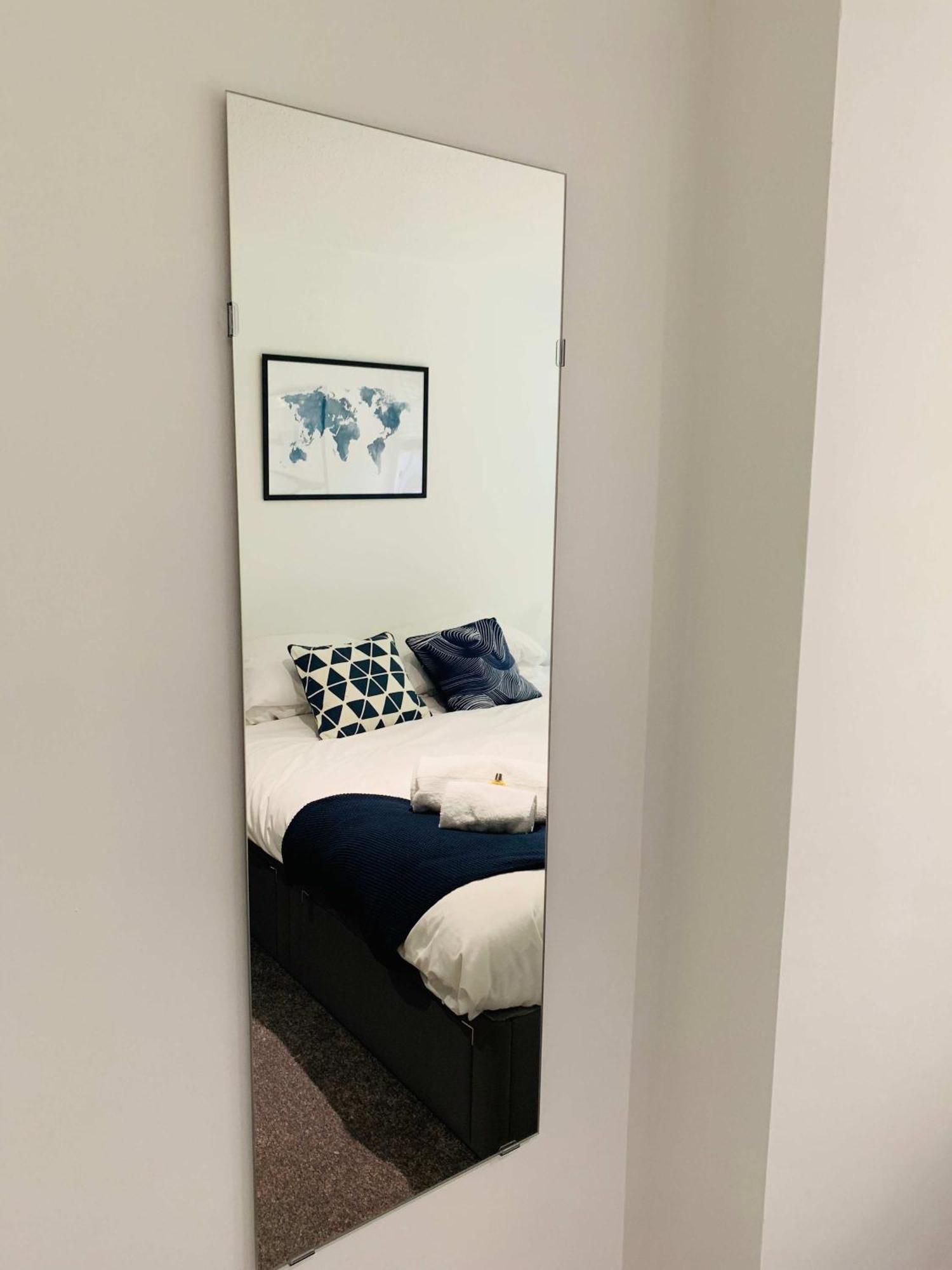 פרנהאם Spacious House, Free Parking & Patio Garden מראה חיצוני תמונה