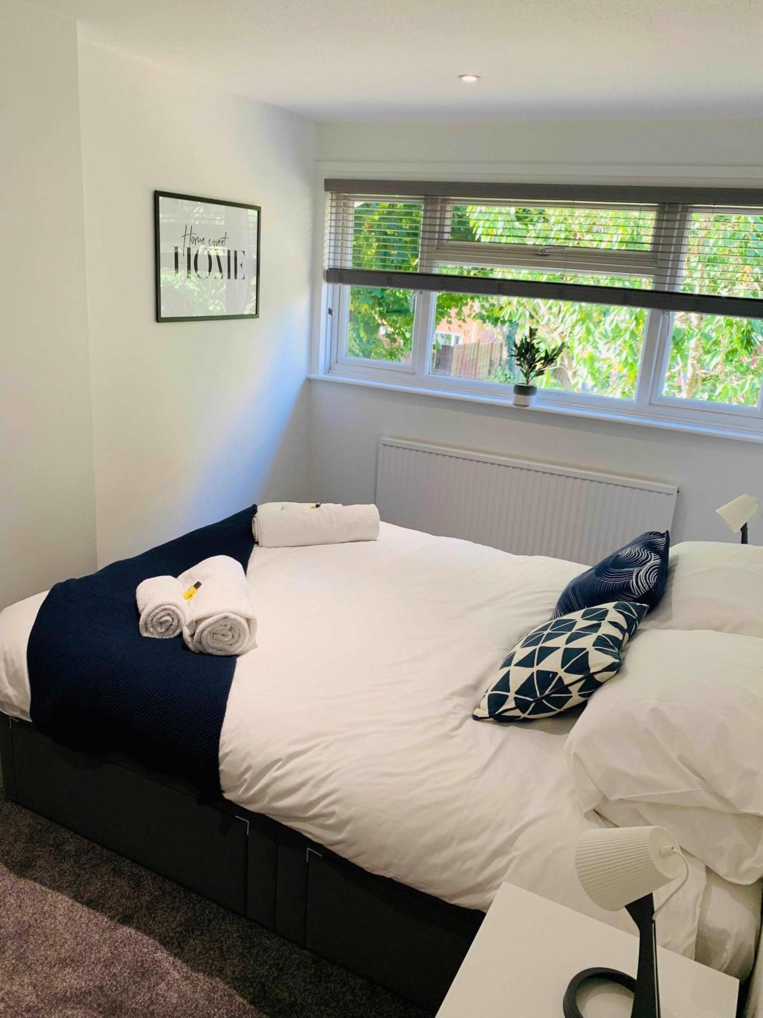 פרנהאם Spacious House, Free Parking & Patio Garden מראה חיצוני תמונה