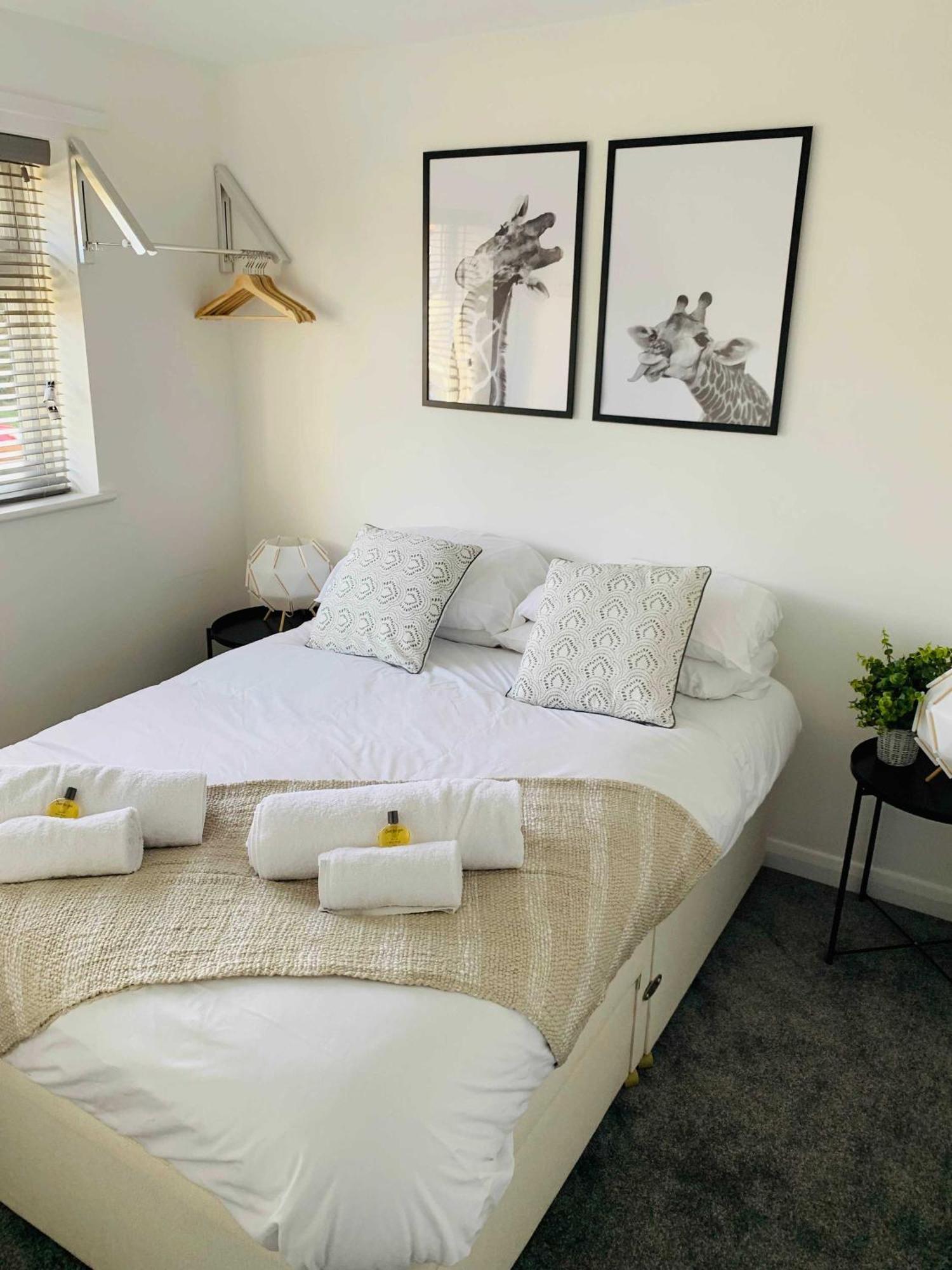 פרנהאם Spacious House, Free Parking & Patio Garden מראה חיצוני תמונה