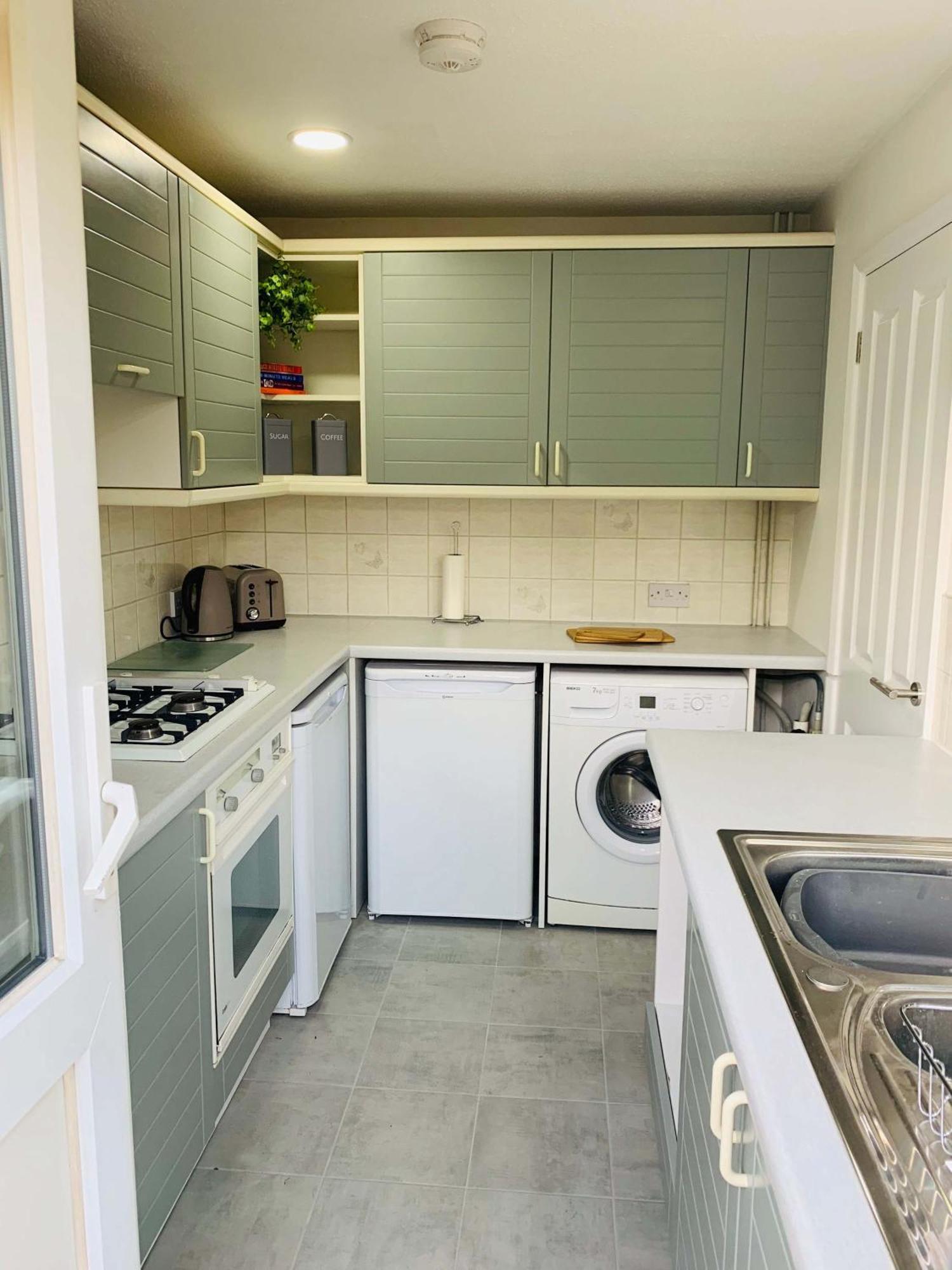 פרנהאם Spacious House, Free Parking & Patio Garden מראה חיצוני תמונה