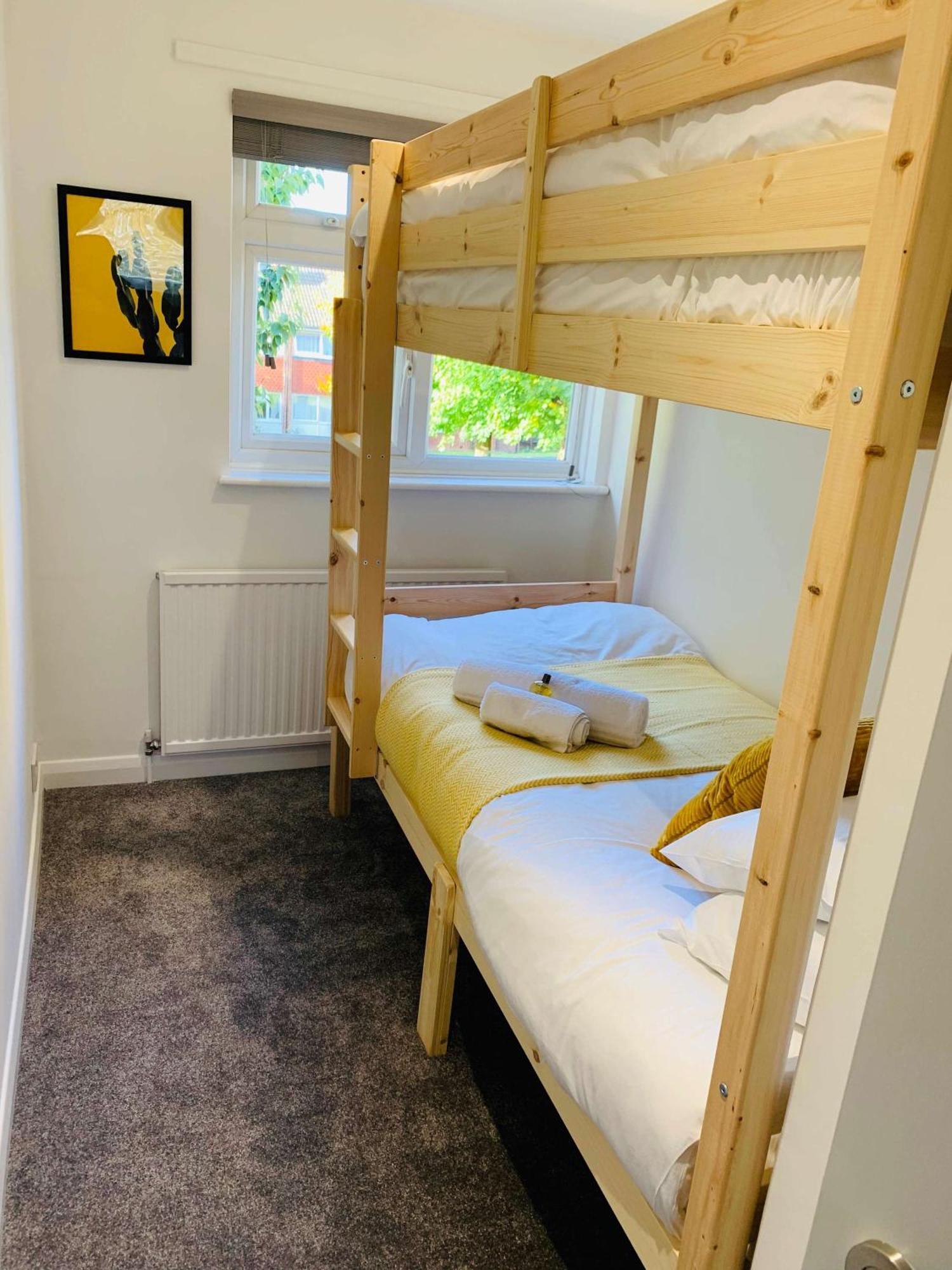 פרנהאם Spacious House, Free Parking & Patio Garden מראה חיצוני תמונה