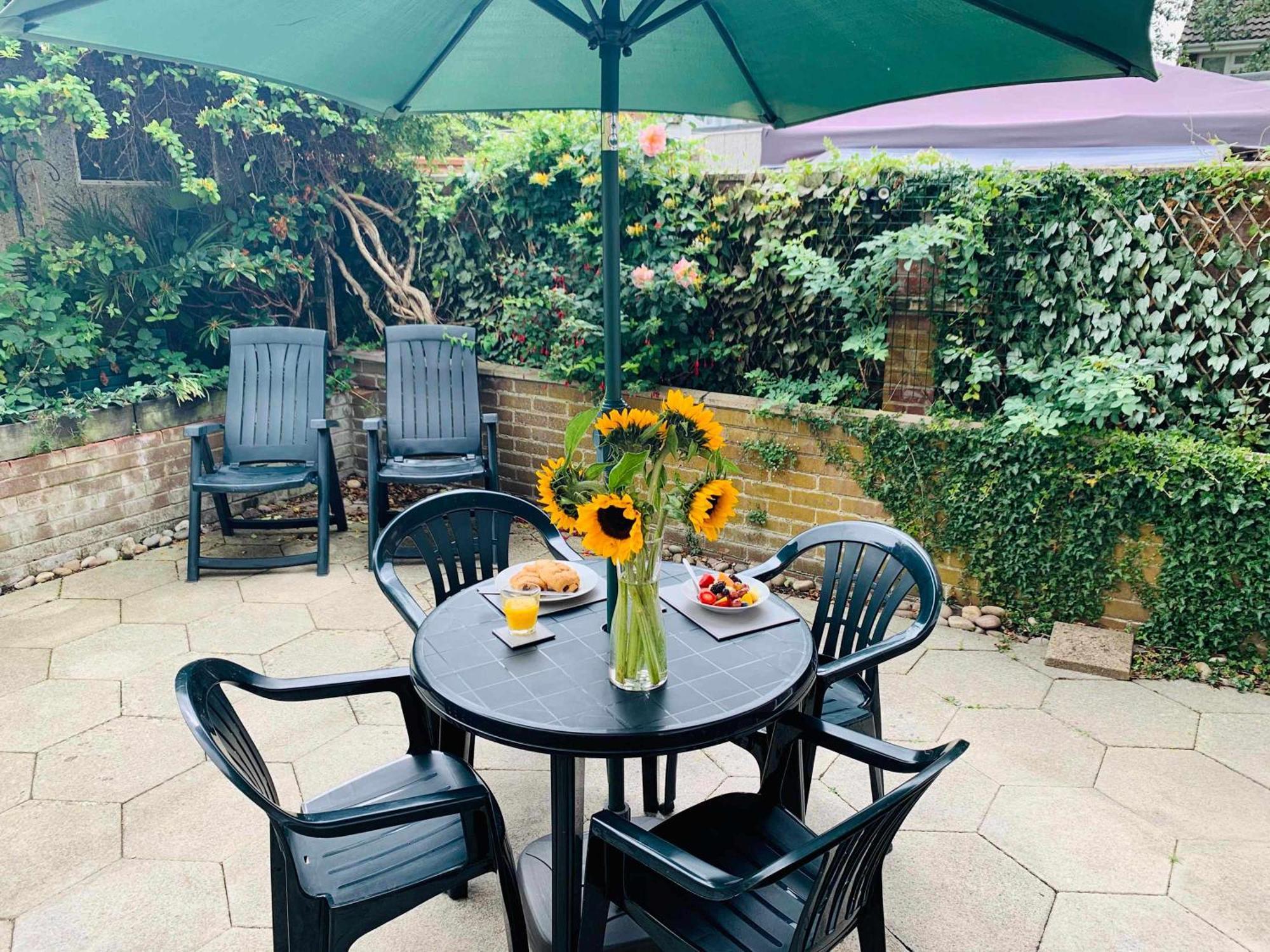 פרנהאם Spacious House, Free Parking & Patio Garden מראה חיצוני תמונה