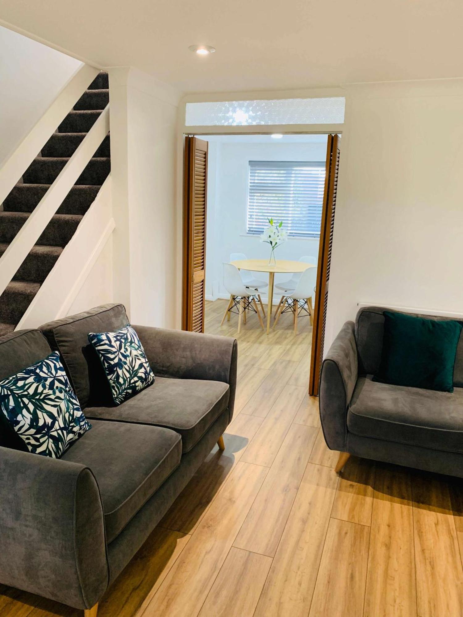 פרנהאם Spacious House, Free Parking & Patio Garden מראה חיצוני תמונה